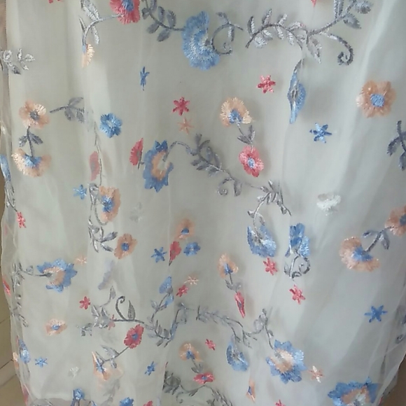 NWT Beautiful Floral Dress - Picture 3 of 4